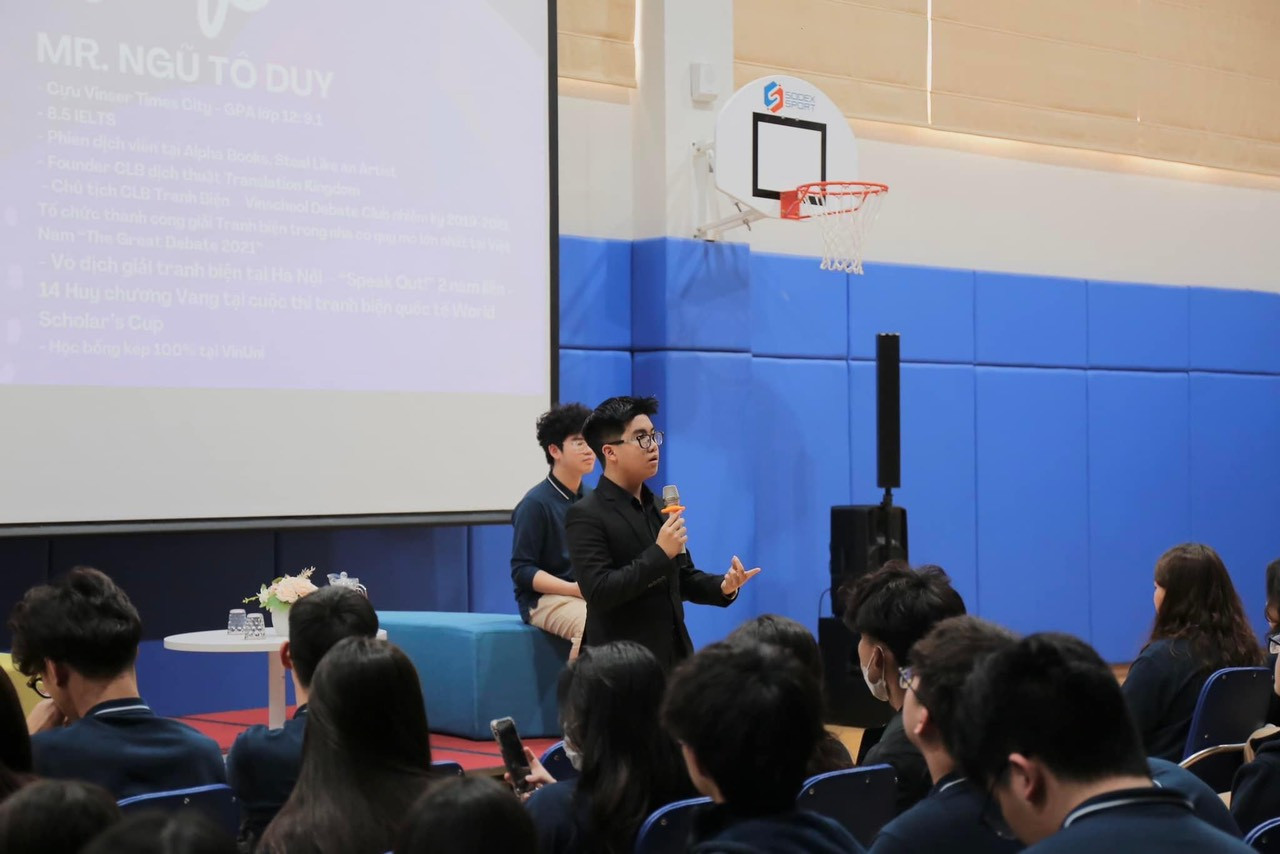 Duy làm diễn giả, truyền cảm hứng học tiếng Anh cho các bạn trẻ trong một chương trình tại Hải Phòng, diễn ra 10/3 mới đây.