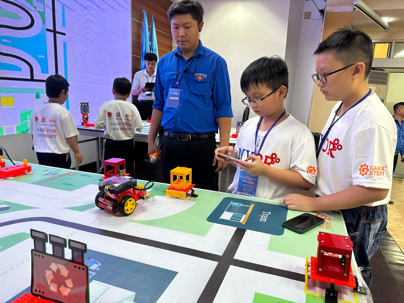 Các thí sinh tham gia tranh tài tại Vòng Chung kết Cuộc thi Lắp ráp và lập trình Robot – MYOR 2023.