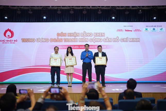 Anh Ngô Văn Cương - Bí thư T.Ư Đoàn trao Bằng khen cho ông Nguyễn Tấn Phúc - Giám đốc Điều hành Công ty Cổ phần Phát triển Hùng Hậu (bên phải), bà Phạm Thị Minh Nguyệt - Phó Chủ tịch Điều hành trường ĐH Văn Hiến (thứ hai, bên trái), anh Lương Văn Minh Tuấn - nhân viên báo Tiền Phong tại TP. HCM. (Ảnh: Phạm Nguyễn) Anh Ngô Văn Cương - Bí thư T.Ư Đoàn trao Bằng khen cho ông Nguyễn Tấn Phúc - Giám đốc Điều hành Công ty Cổ phần Phát triển Hùng Hậu (bên phải), bà Phạm Thị Minh Nguyệt - Phó Chủ tịch Điều hành trường ĐH Văn Hiến (thứ hai, bên trái), anh Lương Văn Minh Tuấn - nhân viên báo Tiền Phong tại TP. HCM. (Ảnh: Phạm Nguyễn)