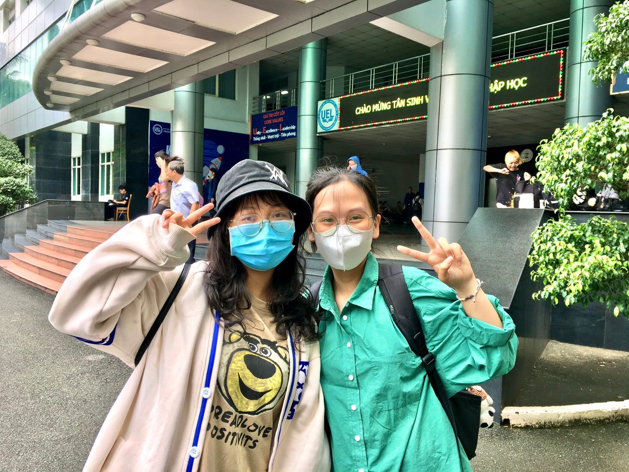 Phan Ngọc Mỹ Duyên (trái) cùng bạn thân đến làm thủ tục nhập học. Phan Ngọc Mỹ Duyên (trái) cùng bạn thân đến làm thủ tục nhập học.