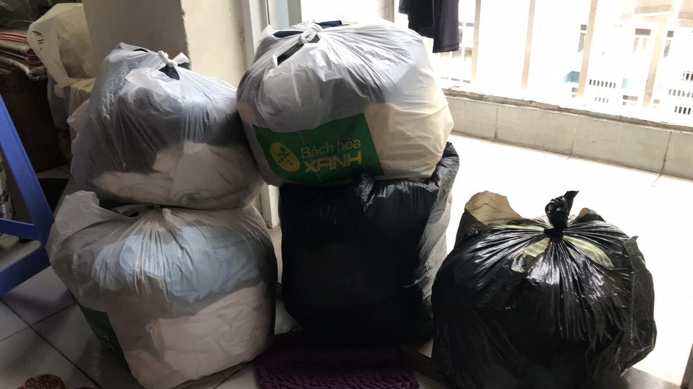 Số quần áo chị Mai Ly nhận được từ những bạn trẻ tặng trên mạng xã hội.