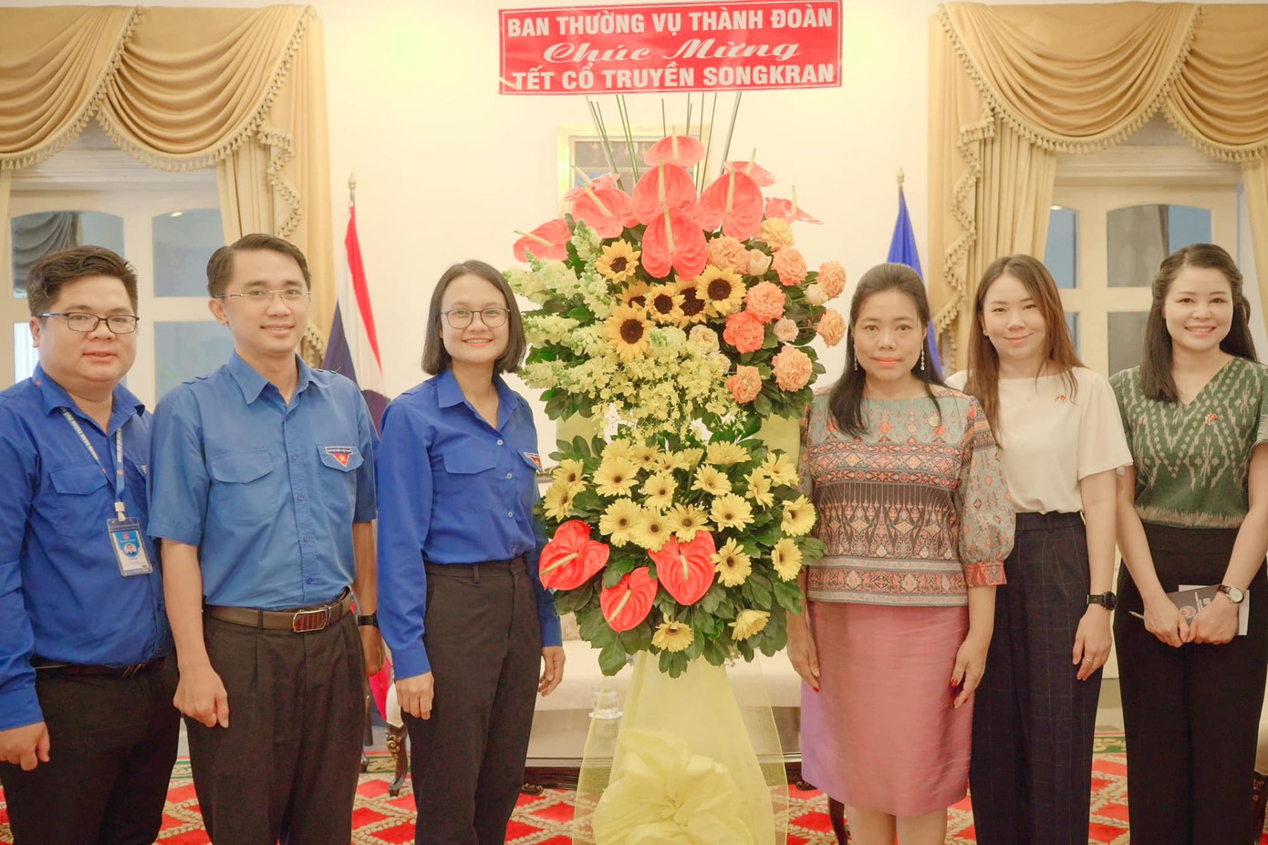 Chị Trần Thu Hà - Phó Bí thư Thành Đoàn (thứ ba, từ trái qua). (Ảnh: TLTĐ) Chị Trần Thu Hà - Phó Bí thư Thành Đoàn (thứ ba, từ trái qua). (Ảnh: TLTĐ)