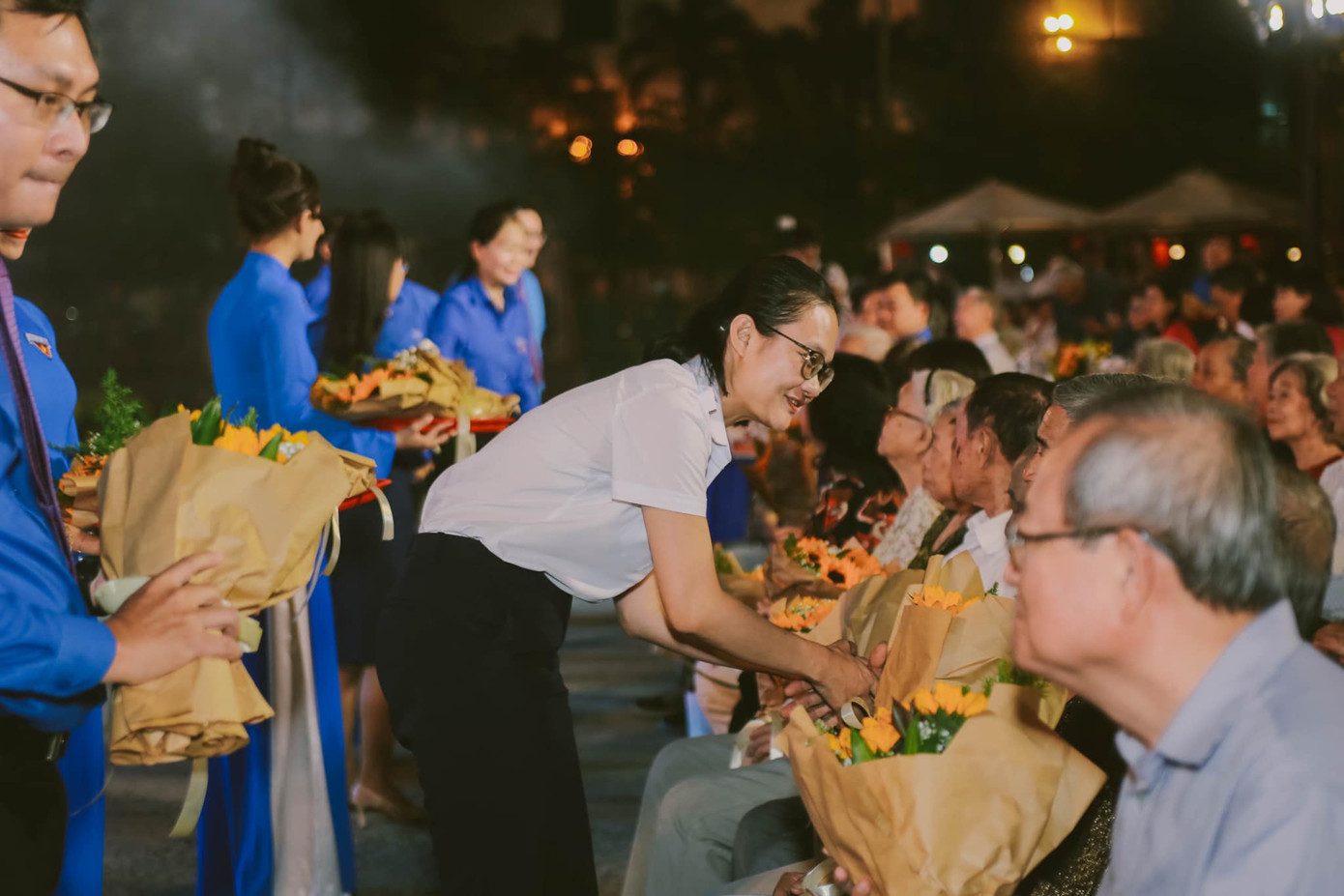 Ban Thường vụ Thành Đoàn TP. HCM tặng hoa cho các cán bộ lão thành cách mạng nhằm bày tỏ sự tri ân sâu sắc. (Ảnh: TLTĐ)