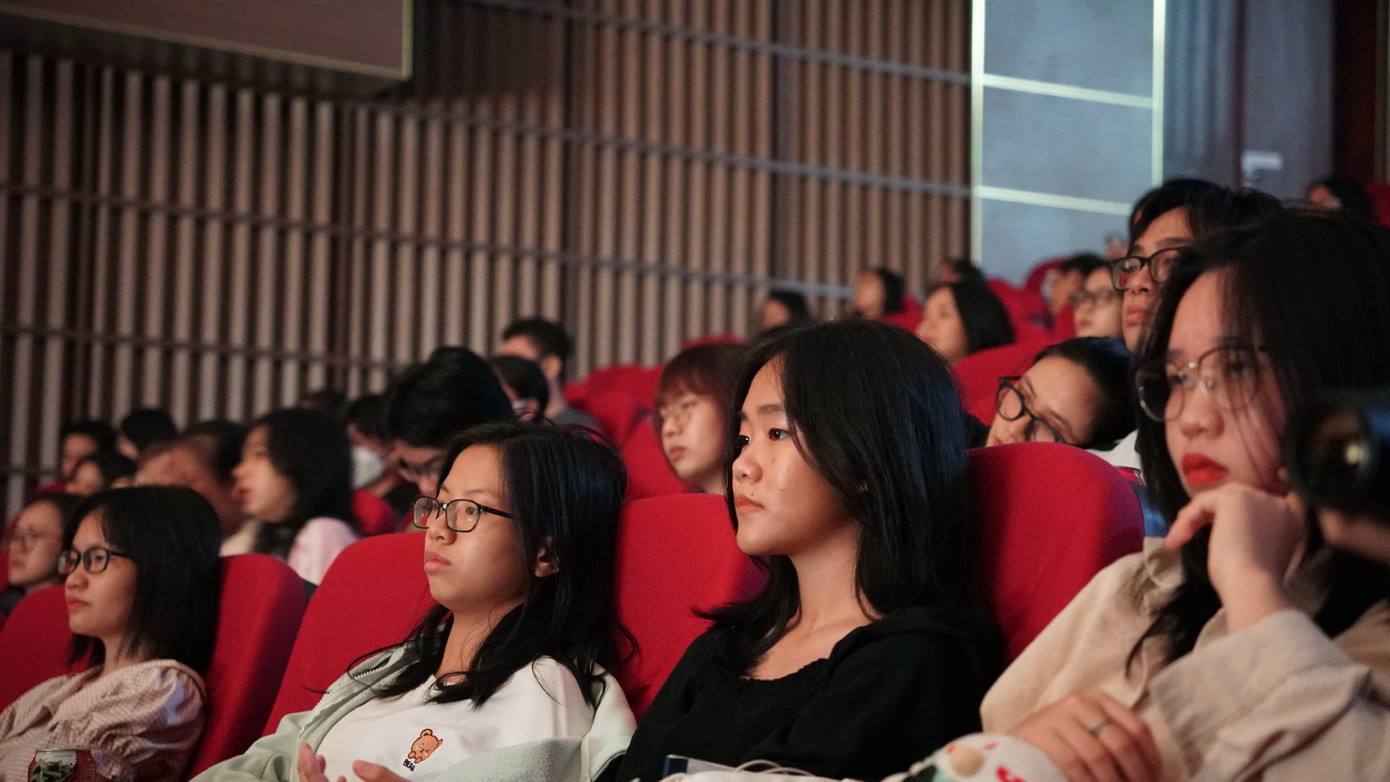 Các bạn sinh viên Làng Đại học Thủ Đức xem vở diễn. (Ảnh: CLB Sân khấu và Điện ảnh). Các bạn sinh viên Làng Đại học Thủ Đức xem vở diễn. (Ảnh: CLB Sân khấu và Điện ảnh).