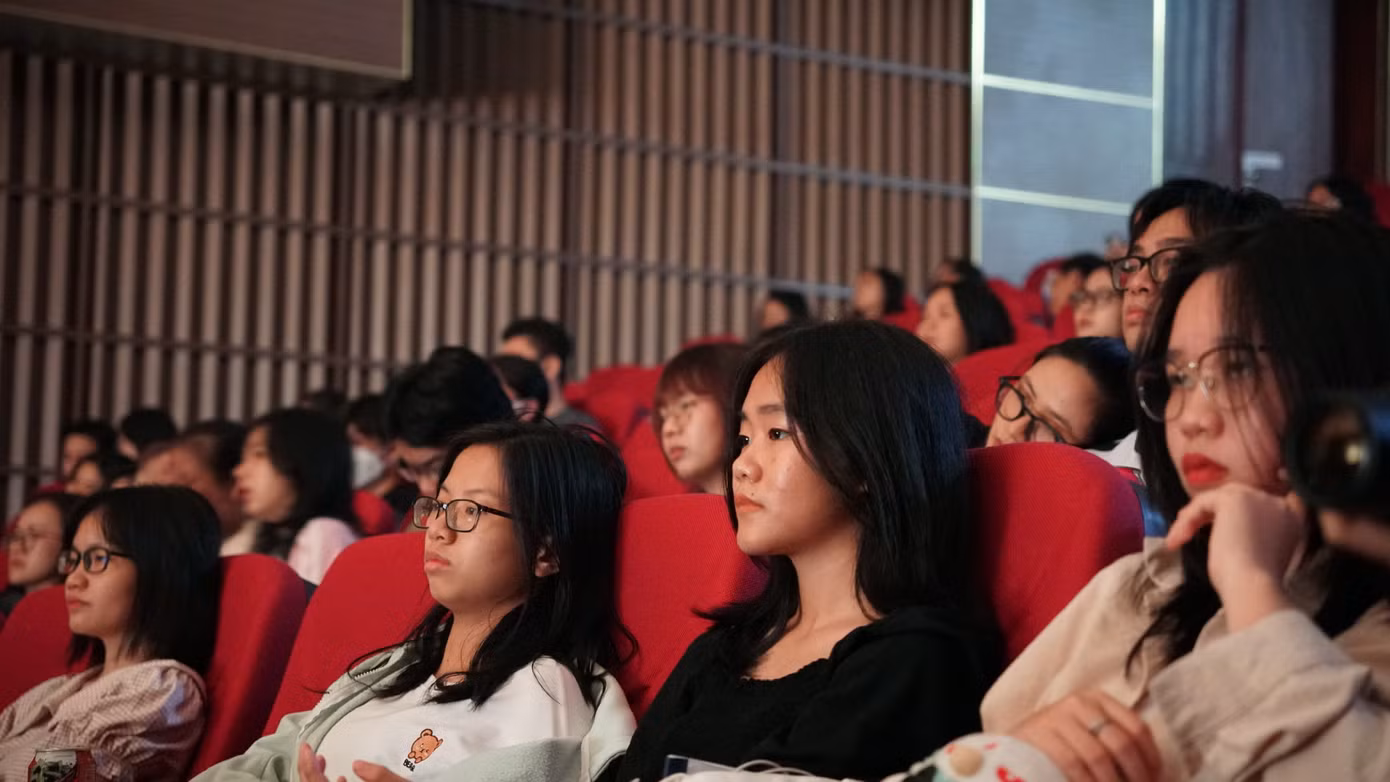 Các bạn sinh viên Làng Đại học Thủ Đức xem vở diễn. (Ảnh: CLB Sân khấu và Điện ảnh). Các bạn sinh viên Làng Đại học Thủ Đức xem vở diễn. (Ảnh: CLB Sân khấu và Điện ảnh).