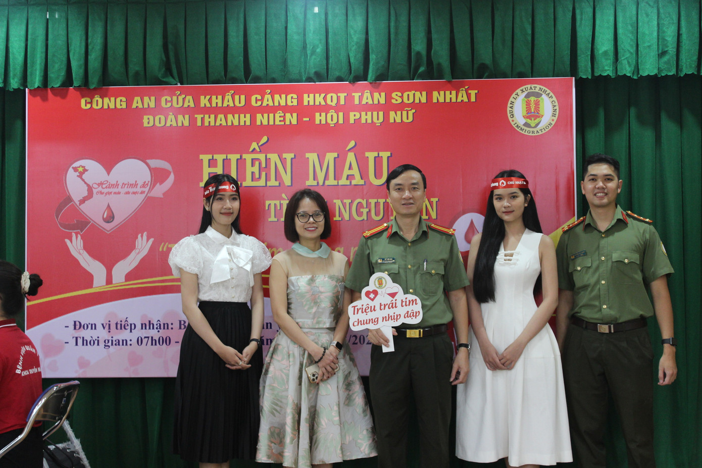 Trung tá Đỗ Văn Hào - Phó trưởng Công an cửa khẩu cảng hàng không quốc tế Tân Sơn Nhất (tư ba bên phải) cho biết: “Khi nhận được kế hoạch hiến máu tình nguyện Chủ nhật Đỏ, cấp ủy đã nhiệt tình ủng hộ. Đây là hoạt động tạo thêm động lực cho các cán bộ, chiến sĩ cơ quan trong năm 2023 để hoàn thành tốt nhiệm vụ. Đồng thời, hoạt động cũng thể hiện tinh thần sẻ chia của người chiến sĩ công an. Tôi mong rằng, Đoàn Thanh niên cơ quan sẽ phối hợp làm tốt nhiều các hoạt động như này”.