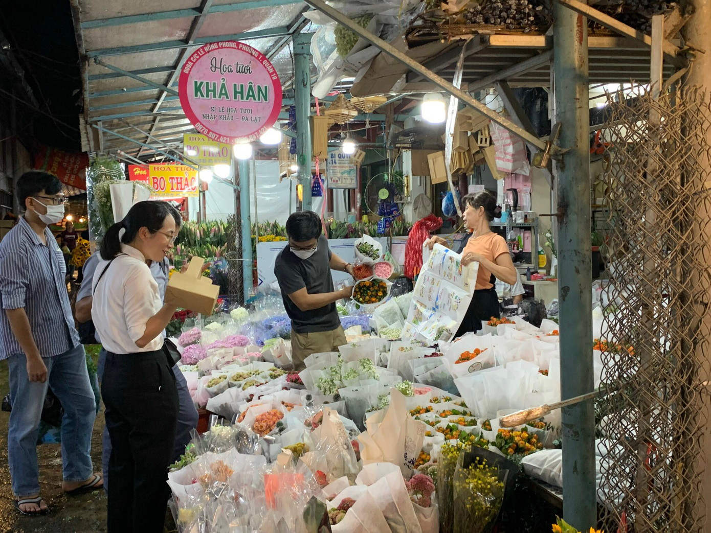 Một góc nhỏ của chợ hoa, nơi mà mùi hương hoa thơm ngát và màu sắc rực rỡ lan tỏa. Điều khiến nơi này hấp dẫn nhiều du khách là chợ "không bao giờ ngủ".