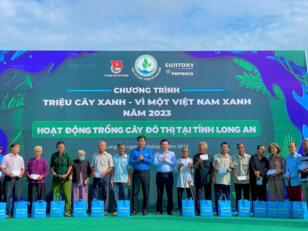 Chương trình còn tặng 30 phần quà cho các hộ gia đình chính sách trên địa bàn huyện Đức Hòa, Long An.