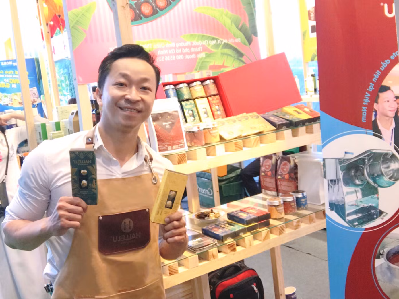 Anh Huy bên sản phẩm của mình.