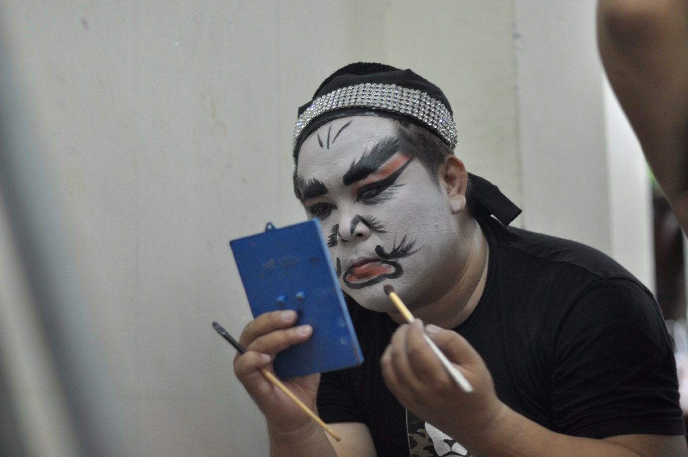 Nghệ thuật hóa trang mặt nạ đặc trưng của hát bội.