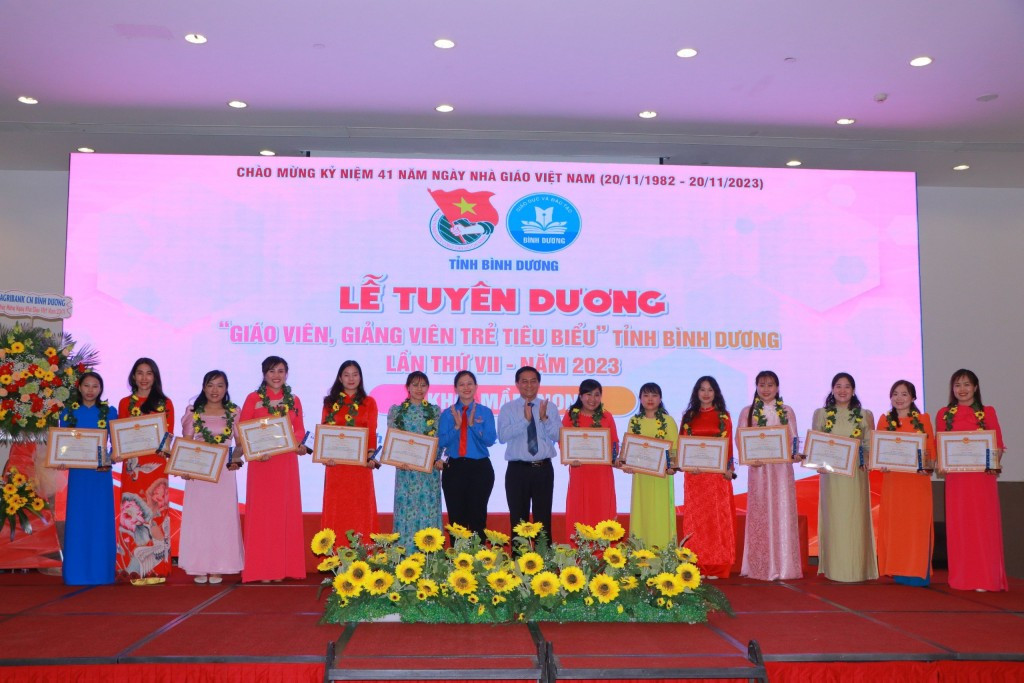 Tỉnh Đoàn Bình Dương tuyên dương “Giáo viên, giảng viên trẻ tiêu biểu tỉnh Bình Dương” năm 2023. Tỉnh Đoàn Bình Dương tuyên dương “Giáo viên, giảng viên trẻ tiêu biểu tỉnh Bình Dương” năm 2023.