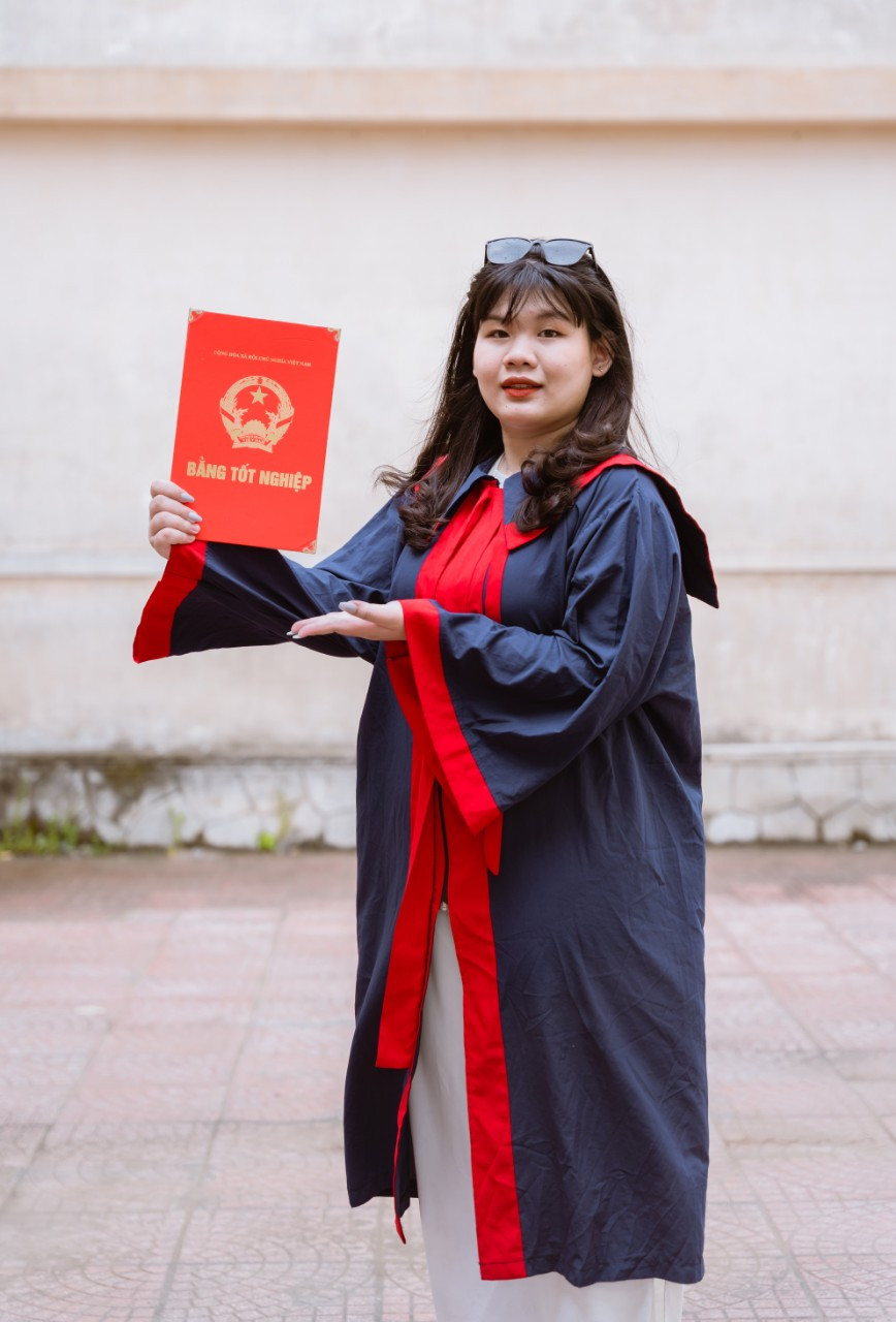 Nguyễn Thị Uyên Vi mong muốn sẽ hoàn thành bài thi thật tốt để đỗ vào ngôi trường Văn Lang mơ ước. Nguyễn Thị Uyên Vi mong muốn sẽ hoàn thành bài thi thật tốt để đỗ vào ngôi trường Văn Lang mơ ước.