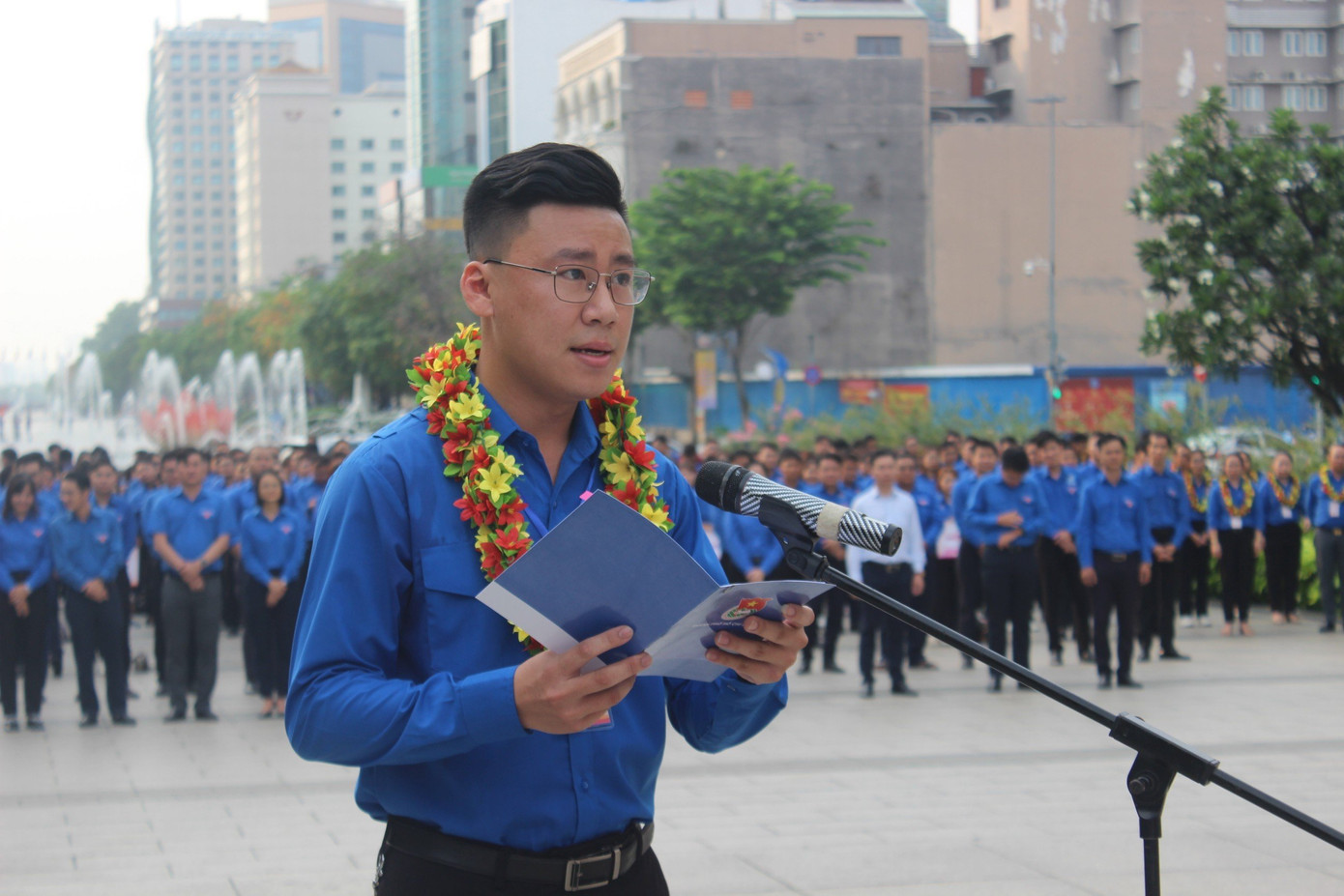 Anh Phạm Thanh Hậu - Bí thư Đoàn phường Tăng Nhơn Phú B, Thành Đoàn Thủ Đức (TPHCM) đại diện cho 52 gương Bí thư Đoàn phường, xã, thị trấn TPHCM tiêu biểu năm 2023 đã báo công lên Bác. Anh Hậu chia sẻ, trong suốt thời gian vừa qua, đội ngũ Bí thư Đoàn phường, xã, thị trấn trên địa bàn Thành phố đã không ngừng cố gắng, nỗ lực, tích cực xây dựng phong trào thanh thiếu nhi tại cơ sở, phát huy tinh thần tiên phong, bản lĩnh, xung kích của tuổi trẻ thành phố mang tên Bác, tích cực chung tay cùng đảng bộ, chính quyền và nhân dân Thành phố xây dựng TPHCM có chất lượng sống tốt, văn minh, hiện đại, nghĩa tình.