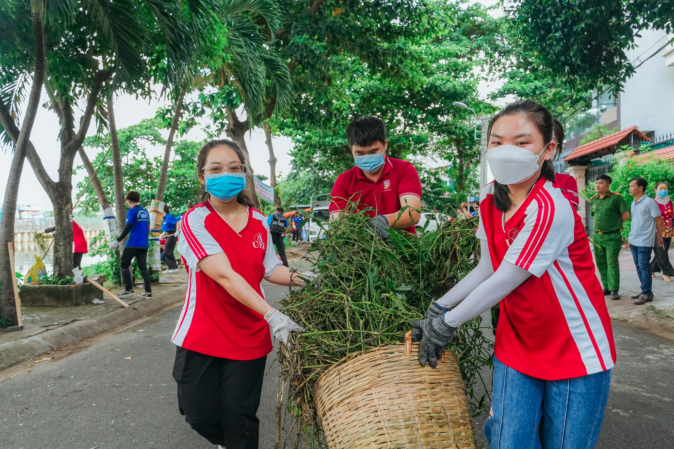 Sinh viên tình nguyện tham gia dọn rác tại tuyến rạch Lăng (đoạn đi qua phường 13, quận Bình Thạnh).