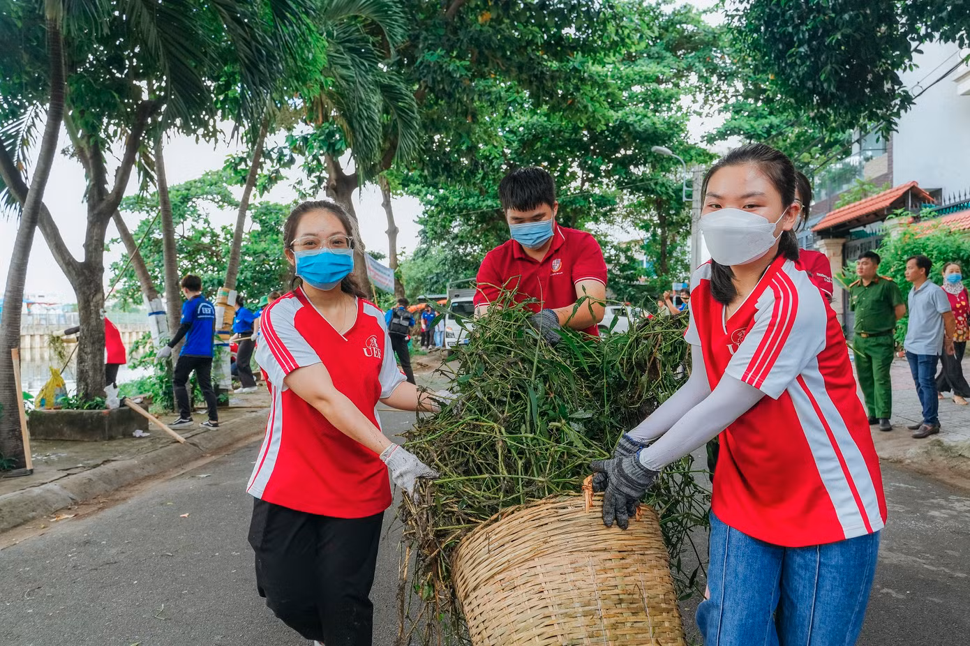 Các bạn sinh viên tình nguyện cũng tham gia cùng hưởng ứng chương trình tại quận Bình Thạnh. Các bạn sinh viên tình nguyện cũng tham gia cùng hưởng ứng chương trình tại quận Bình Thạnh.