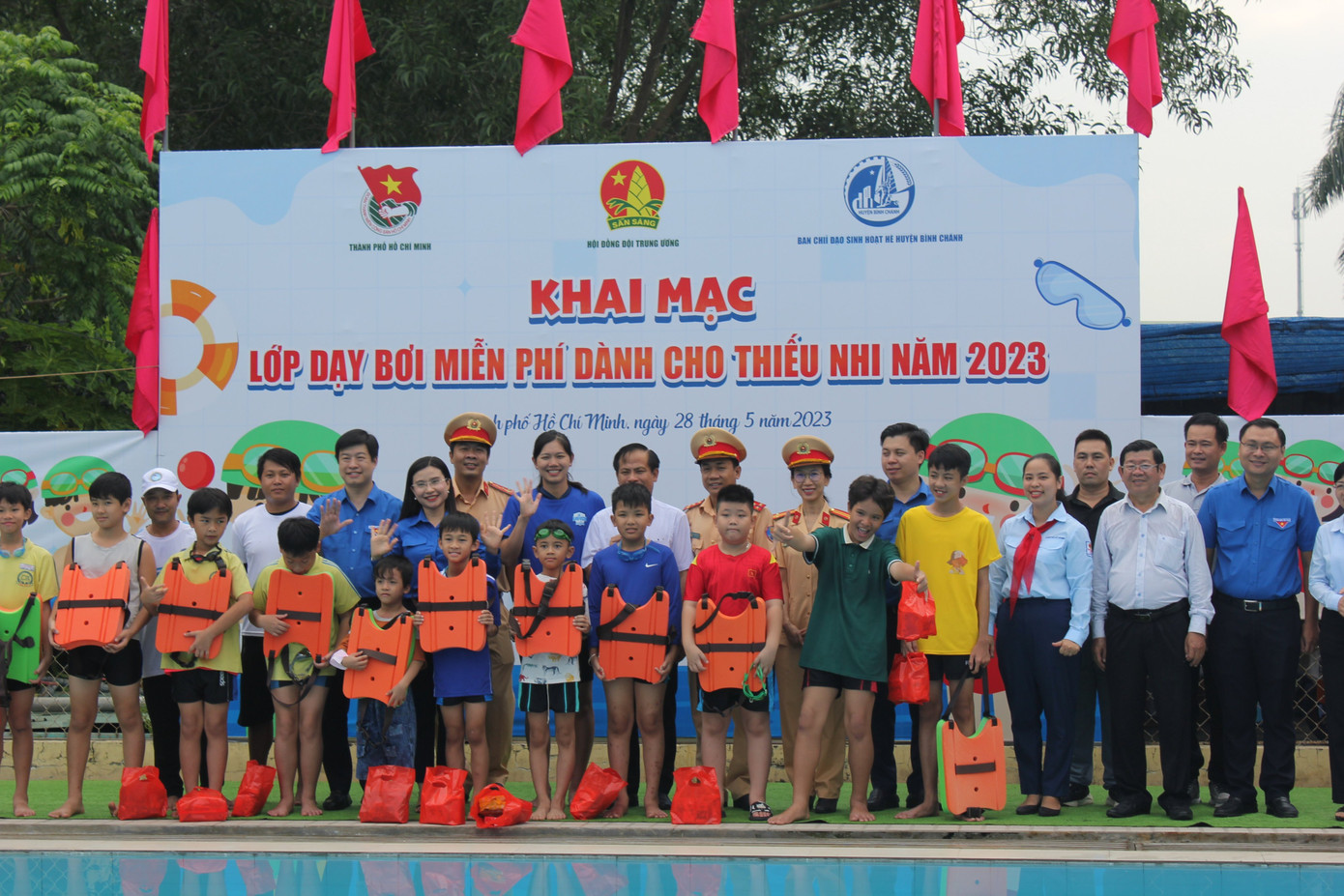 Bí thư T.Ư Đoàn, Chủ tịch Hội đồng Đội T.Ư Nguyễn Phạm Duy Trang (thứ tư hàng thứ hai bên trái) cùng chụp hình với các em thiếu nhi và các đại biểu tham dự chương trình. Bí thư T.Ư Đoàn, Chủ tịch Hội đồng Đội T.Ư Nguyễn Phạm Duy Trang (thứ tư hàng thứ hai bên trái) cùng chụp hình với các em thiếu nhi và các đại biểu tham dự chương trình.