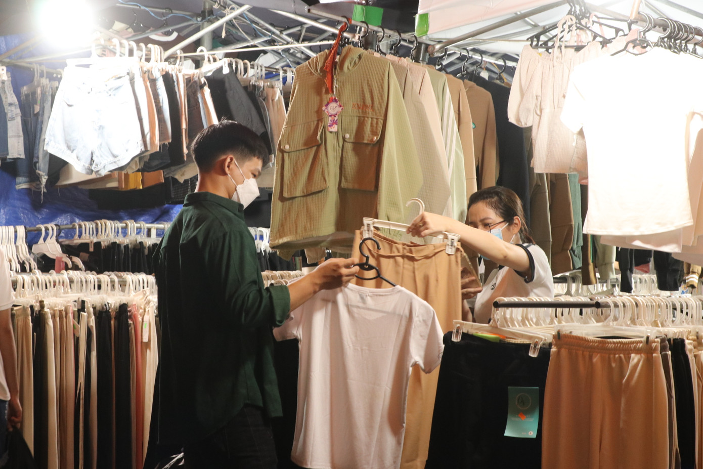 Những mặt hàng được bày bán chủ yếu quần áo, giày dép, mỹ phẩm, trang sức… (Ảnh: Lan Huỳnh).