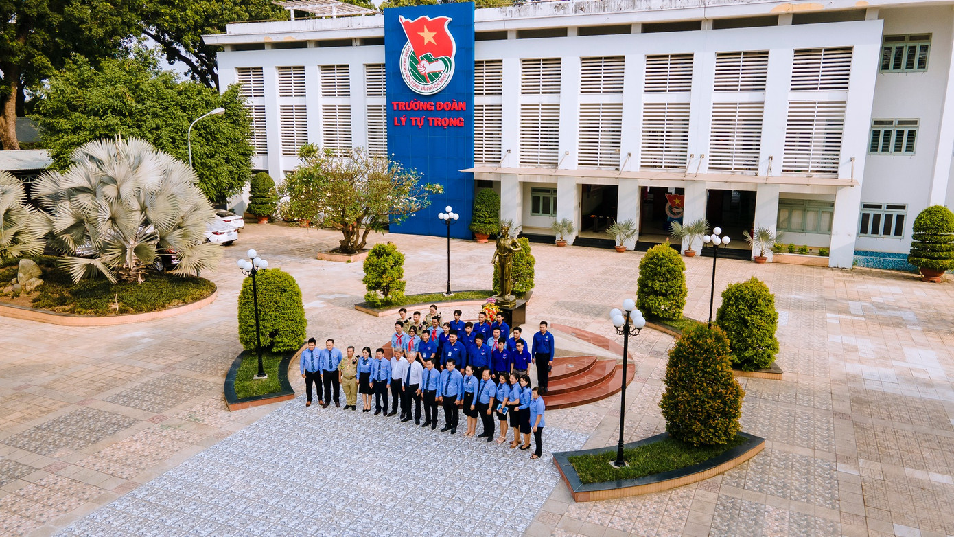 Trải qua 50 năm - Hành trình truyền lửa (26/3/1973 - 26/3/2023), Trường Đoàn Lý Tự Trọng đã phát huy các giá trị truyền thống tốt đẹp để tiếp tục thực hiện công tác đào tạo, bồi dưỡng, tập huấn khoảng 250.000 cán bộ từ cấp thành đến cơ sở và tham gia hỗ trợ các tỉnh thành, đồng hành cùng hàng triệu thanh thiếu nhi của thành phố và cả nước học tập, rèn luyện, trưởng thành. (Ảnh: TLTĐ)