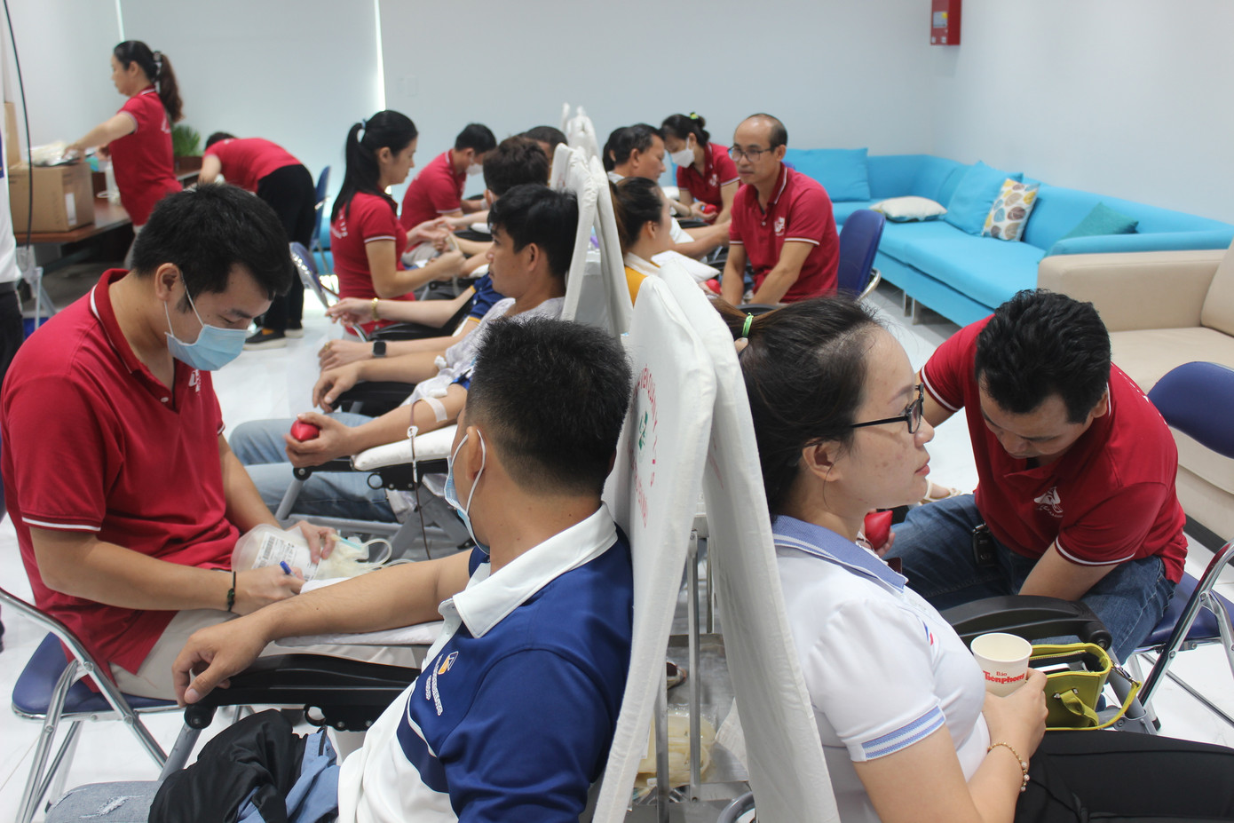 Ngày hội hiến máu diễn ra tại Tòa nhà AIG (Khu chế xuất Tân Thuận, Q.7) với sự tham gia đông đảo của lãnh đạo, nhân viên của Tập đoàn AIG, các đại diện khách mời của báo Tiền Phong cùng đội ngũ Y, Bác sĩ đến từ Bệnh viện Quân y 175.