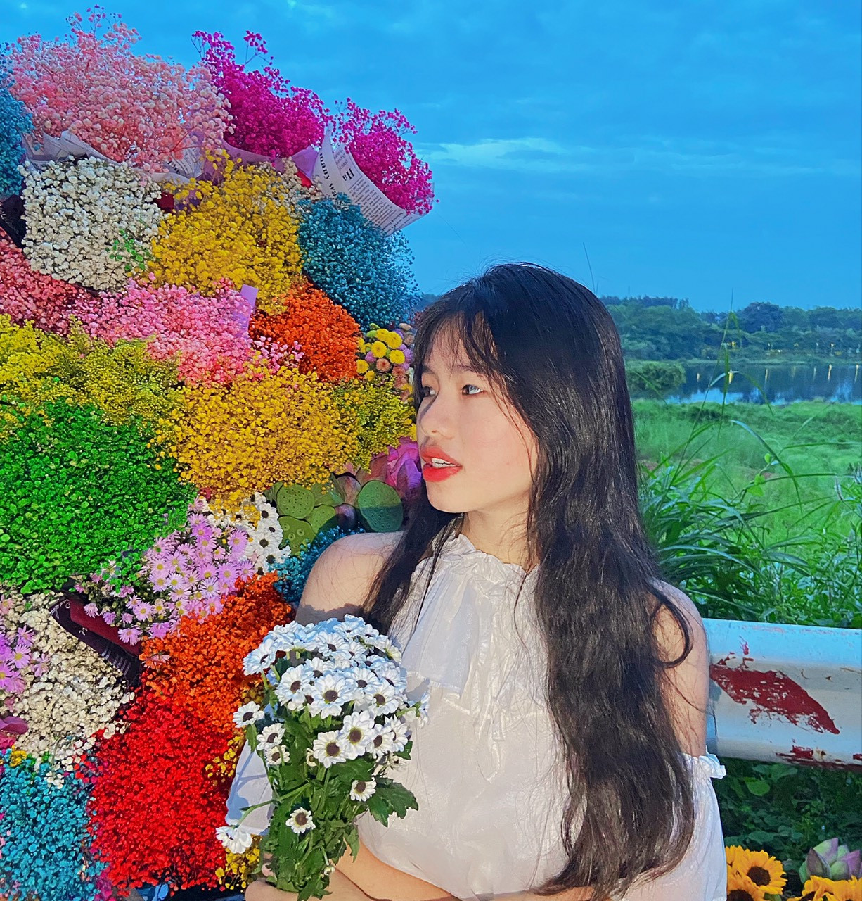 Mỹ Hạnh cho biết thêm: "Cảm giác khi đứng bên cạnh những bó hoa tươi đẹp và lá mùa Thu rơi thật sự rất đặc biệt". Mỹ Hạnh cho biết thêm: "Cảm giác khi đứng bên cạnh những bó hoa tươi đẹp và lá mùa Thu rơi thật sự rất đặc biệt".