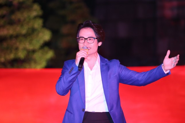 Ca sĩ Hà Anh Tuấn cất vang lời ca bài hát "Người lính già và hoa hồng thắm".