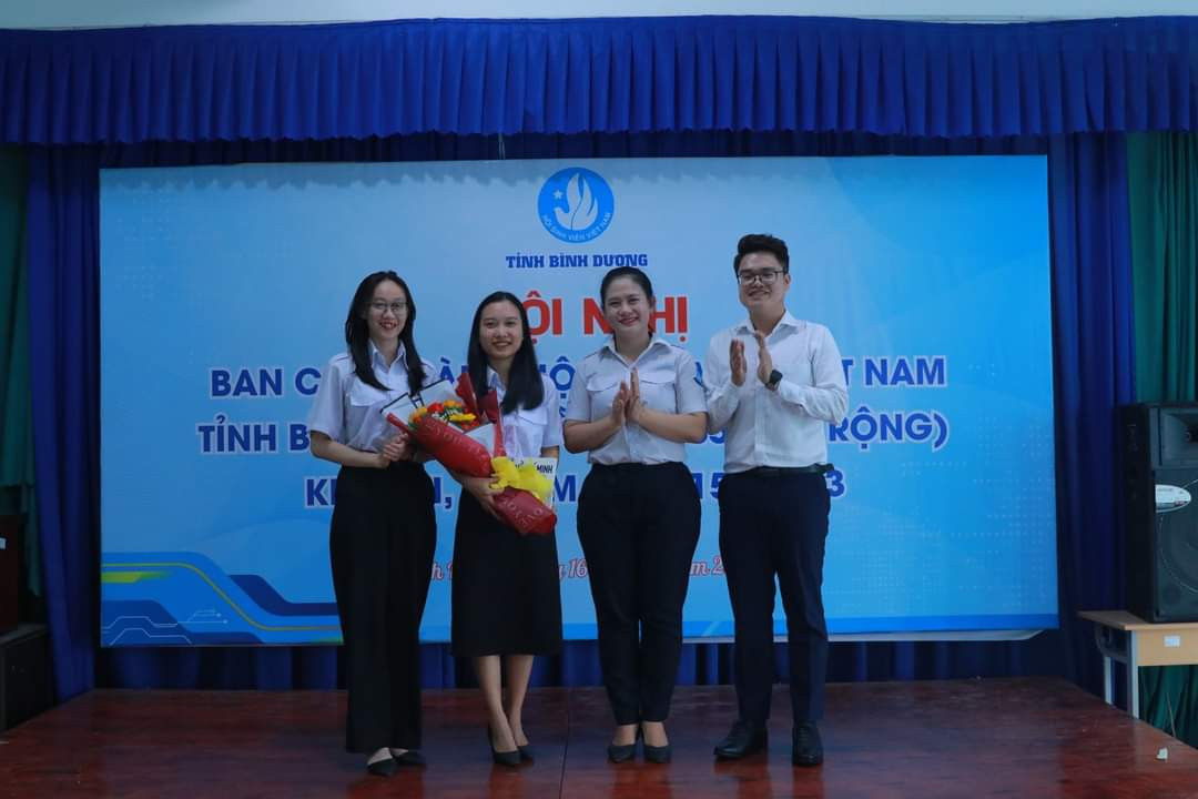 Chị Nguyễn Thị Hoài Linh (thứ hai, từ trái sang) - tân Phó Chủ tịch Hội Sinh viên tỉnh Bình Dương. Chị Nguyễn Thị Hoài Linh (thứ hai, từ trái sang) - tân Phó Chủ tịch Hội Sinh viên tỉnh Bình Dương.