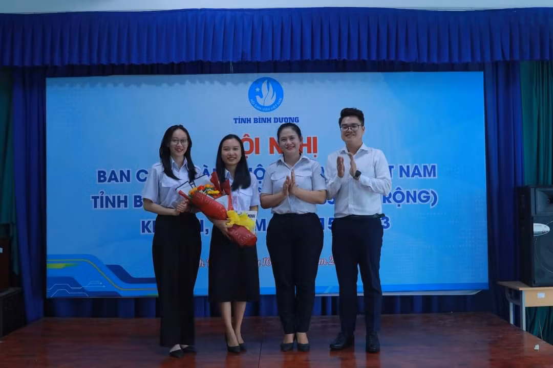 Chị Nguyễn Thị Hoài Linh (thứ hai, từ trái sang) - tân Phó Chủ tịch Hội Sinh viên tỉnh Bình Dương.