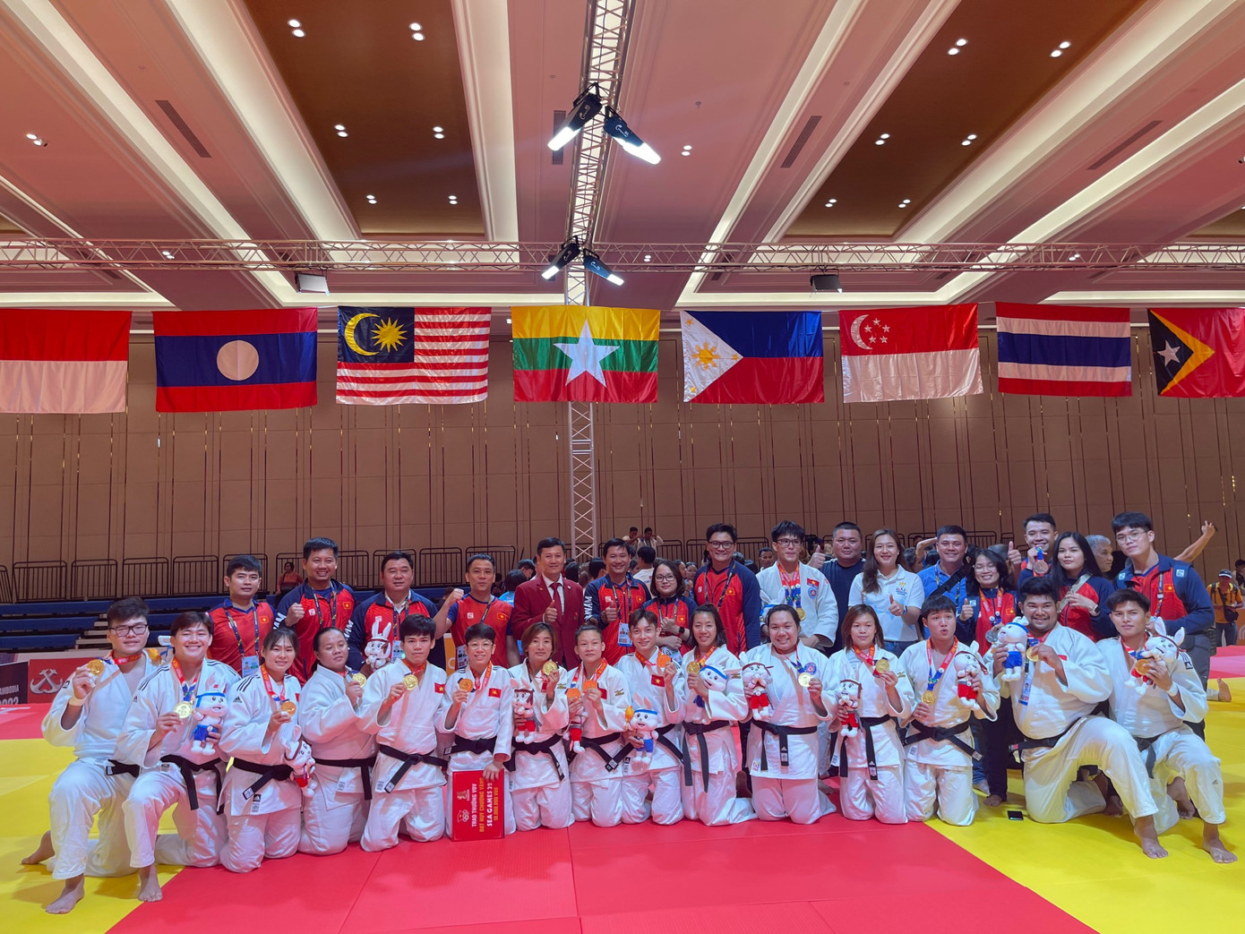 Thúy Linh cùng đồng đội ăn mừng sau chiến thắng tại trận chung kết SEA Games 32. (Ảnh: NVCC)