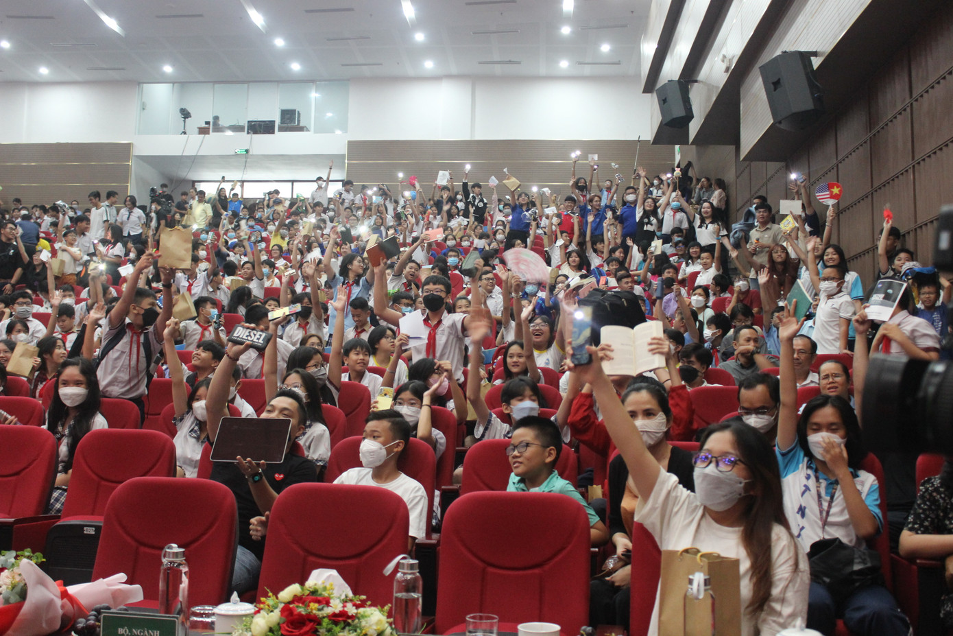 Rất nhiều bạn trẻ mong muốn được các chuyên gia của NASA ký tặng tại buổi tọa đàm.