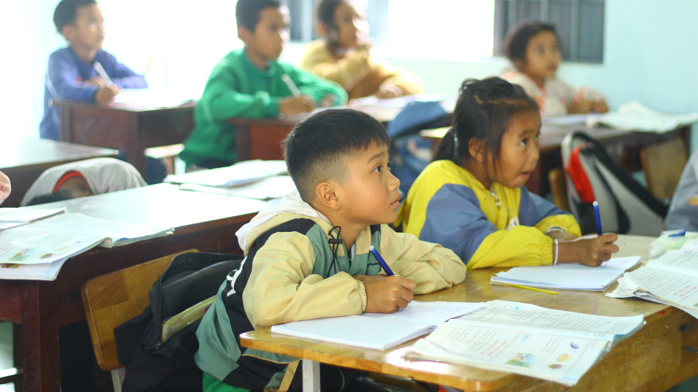 Dù có nhiều thiếu thốn nhưng các em vẫn mang trong mình giấc mơ con chữ.