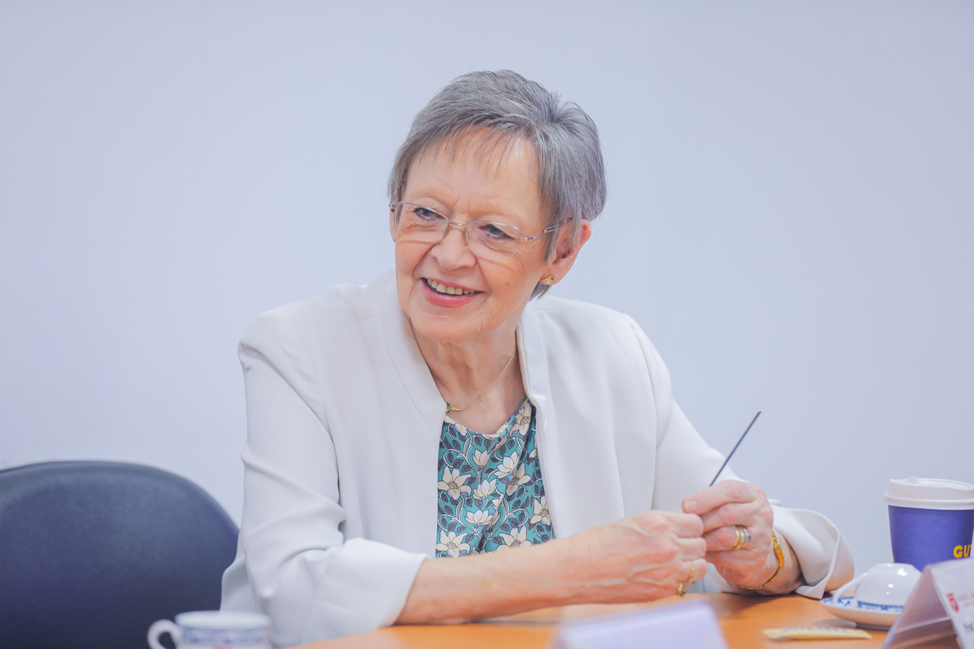 GS Françoise Barré-Sinoussi trao đổi với sinh viên tại buổi tạo đàm.