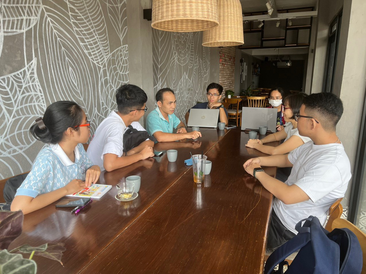 Các phần việc được nhóm phân ra hợp lý và luôn có sự cố vấn từ các chuyên gia. (Ảnh: NVCC).