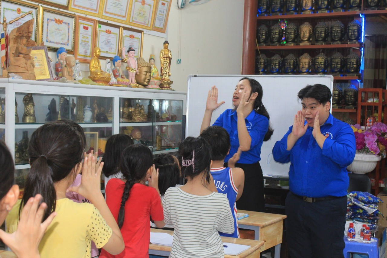 Các lớp học được mở xen kẽ vào các buổi tối từ thứ Hai đến thứ Bảy trong tuần để dễ dàng tạo điều kiện cho các bạn tình nguyện viên tham gia giảng dạy.