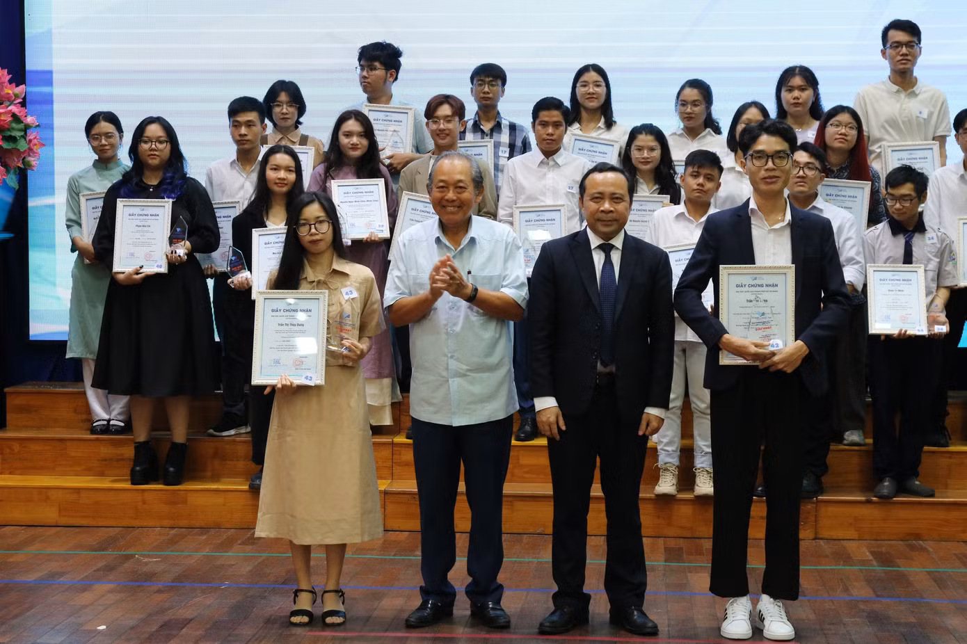 Nguyên Phó Thủ tướng thường trực Trương Hòa Bình (thứ hai, từ trái sang) và PGS. TS Vũ Hải Quân - Giám đốc ĐHQG TP. HCM (thứ hai, từ phải sang) trao giải Nhất cho các thí sinh. (Ảnh: ĐHQG TP. HCM) Nguyên Phó Thủ tướng thường trực Trương Hòa Bình (thứ hai, từ trái sang) và PGS. TS Vũ Hải Quân - Giám đốc ĐHQG TP. HCM (thứ hai, từ phải sang) trao giải Nhất cho các thí sinh. (Ảnh: ĐHQG TP. HCM)