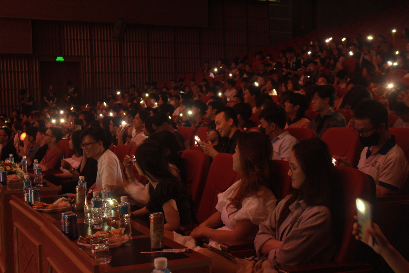 Rất đông các bạn sinh viên đến tham dự, ủng hộ chương trình. Rất đông các bạn sinh viên đến tham dự, ủng hộ chương trình.