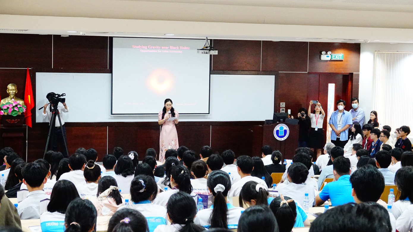 Rất đông các bạn sinh viên tham dự buổi nói chuyện với GS Paul Ho Rất đông các bạn sinh viên tham dự buổi nói chuyện với GS Paul Ho