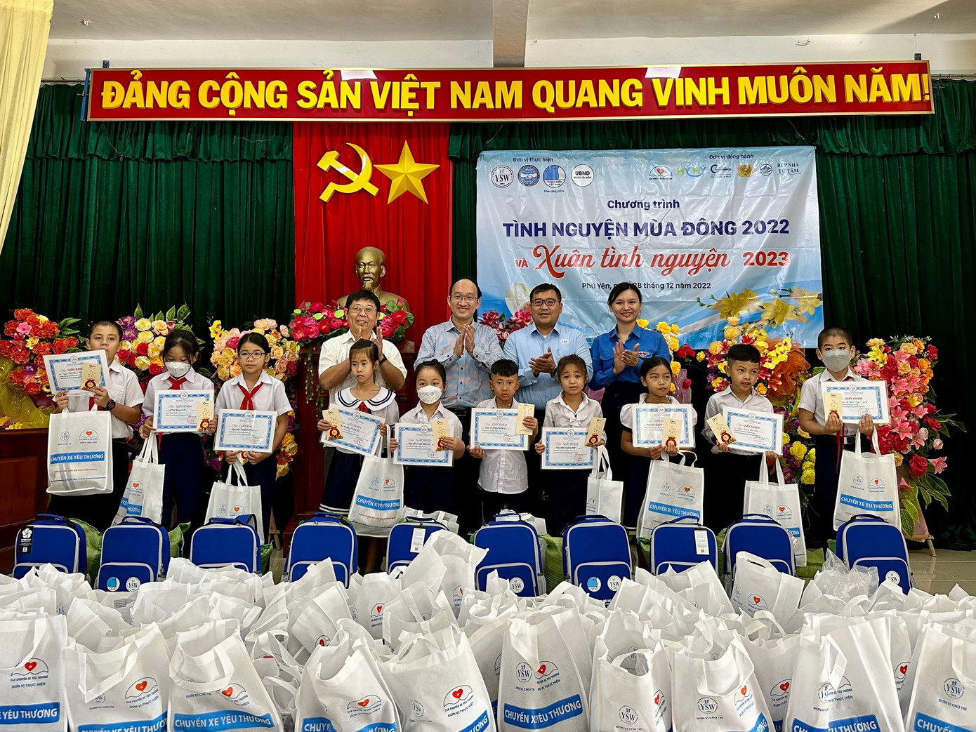 Chương trình trao tặng học bổng cho các em học sinh có hoàn cảnh khó khăn tại tỉnh Phú Yên. Chương trình trao tặng học bổng cho các em học sinh có hoàn cảnh khó khăn tại tỉnh Phú Yên.