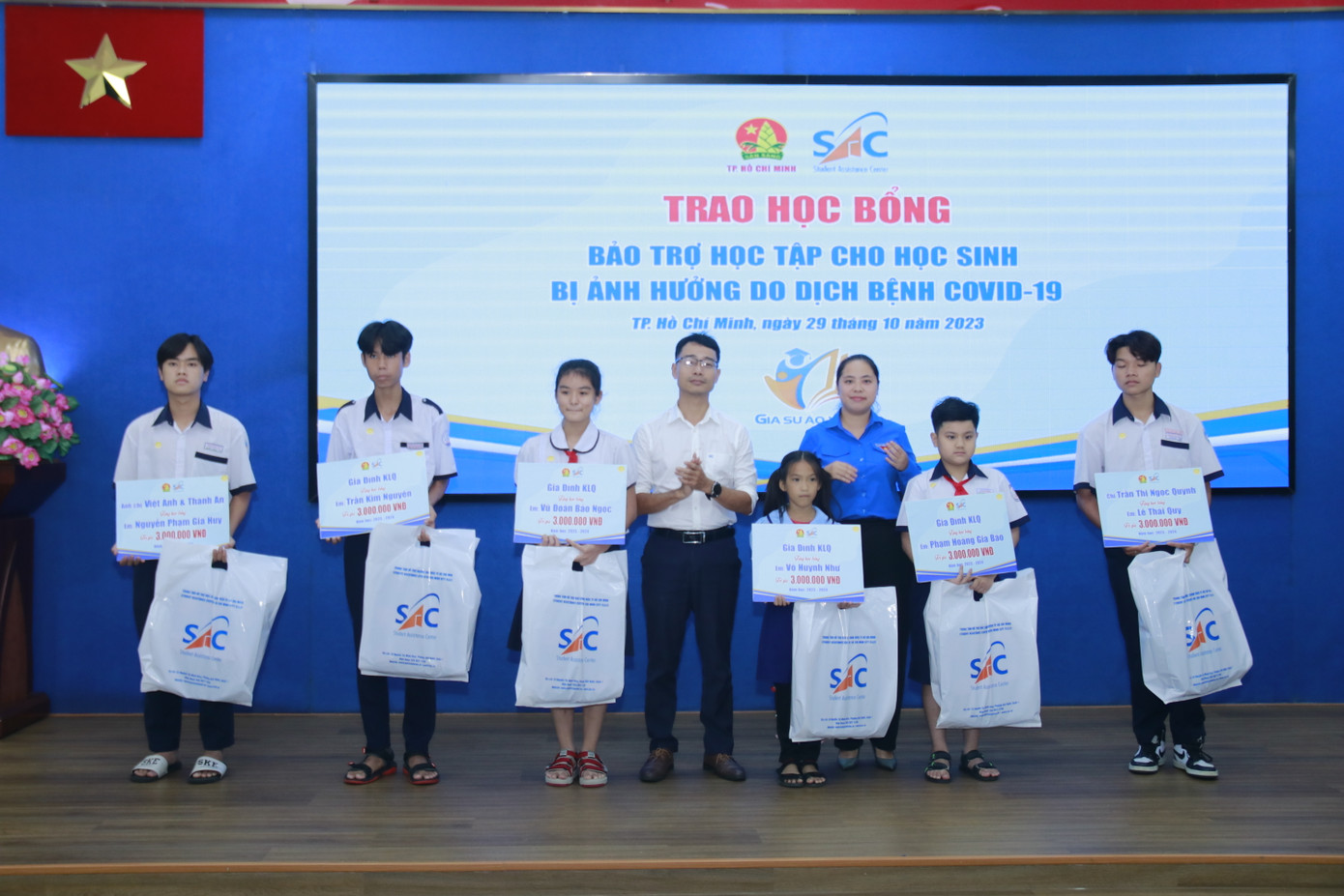 Học sinh bị ảnh hưởng bởi dịch bệnh COVID-19 nhận học bổng bảo trợ. Học sinh bị ảnh hưởng bởi dịch bệnh COVID-19 nhận học bổng bảo trợ.