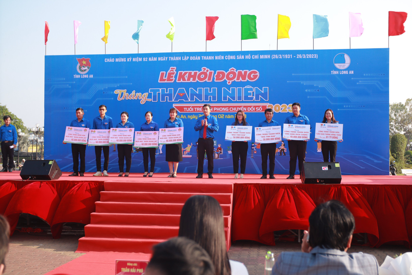 Tỉnh Đoàn trao bảng tượng trưng các nguồn lực cho các đơn vị.