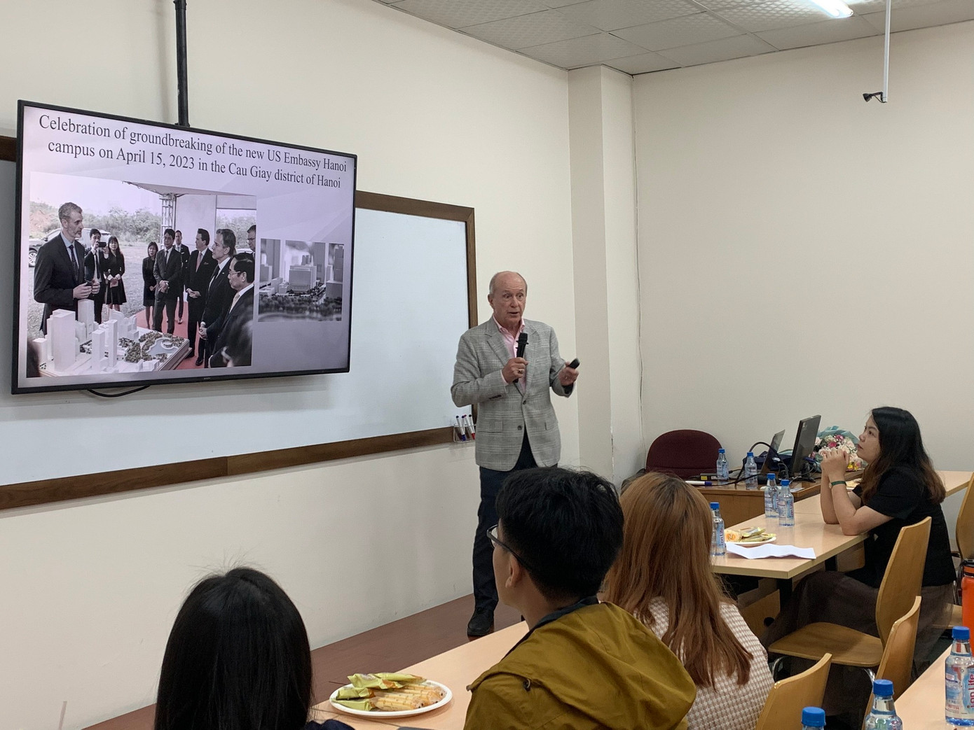 Sinh viên được đào tạo song ngành sẽ tăng lợi thế cạnh tranh khi đi xin việc.