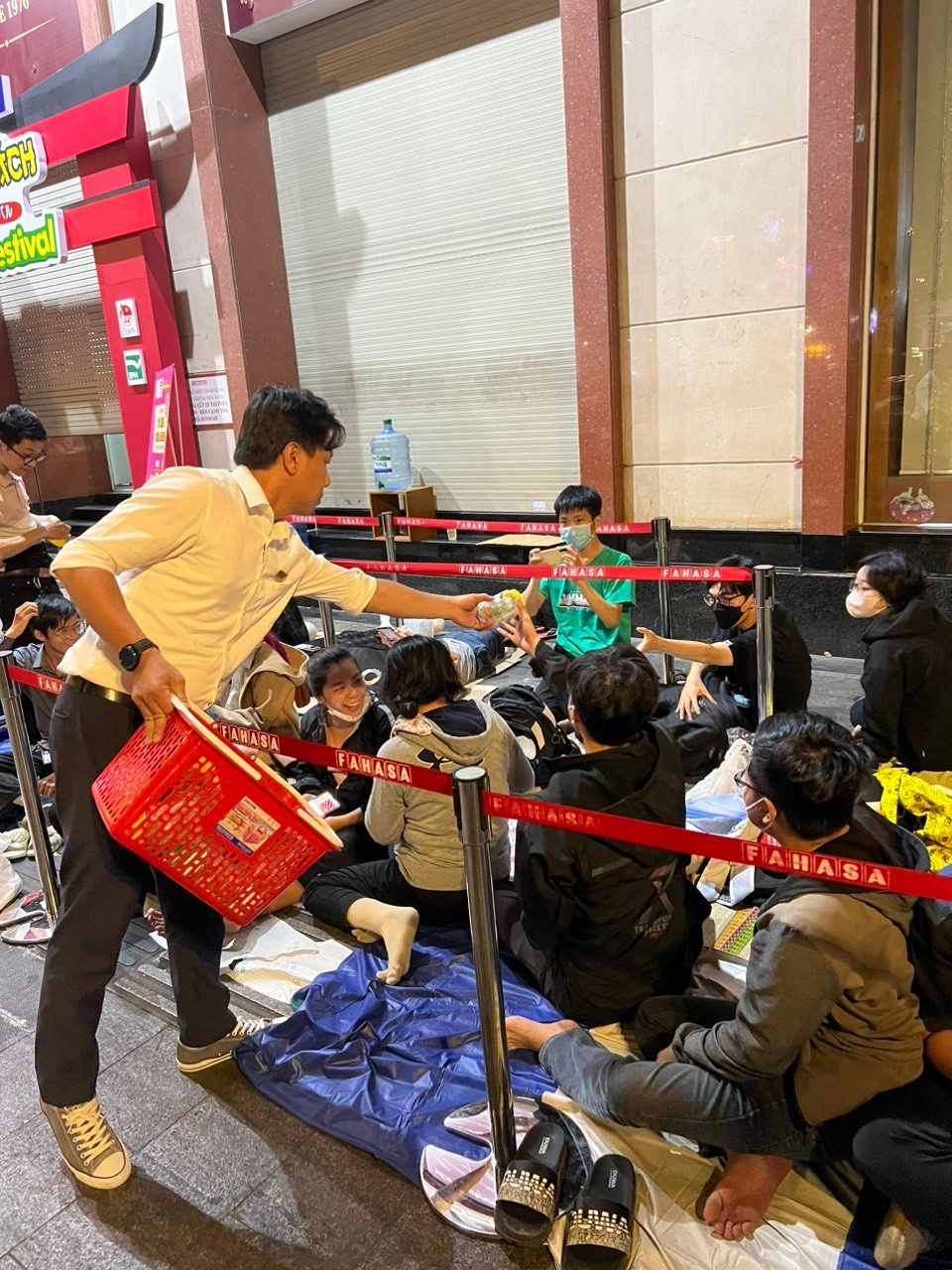 Các bạn trẻ được tiếp sức đồ ăn vào buổi tối.