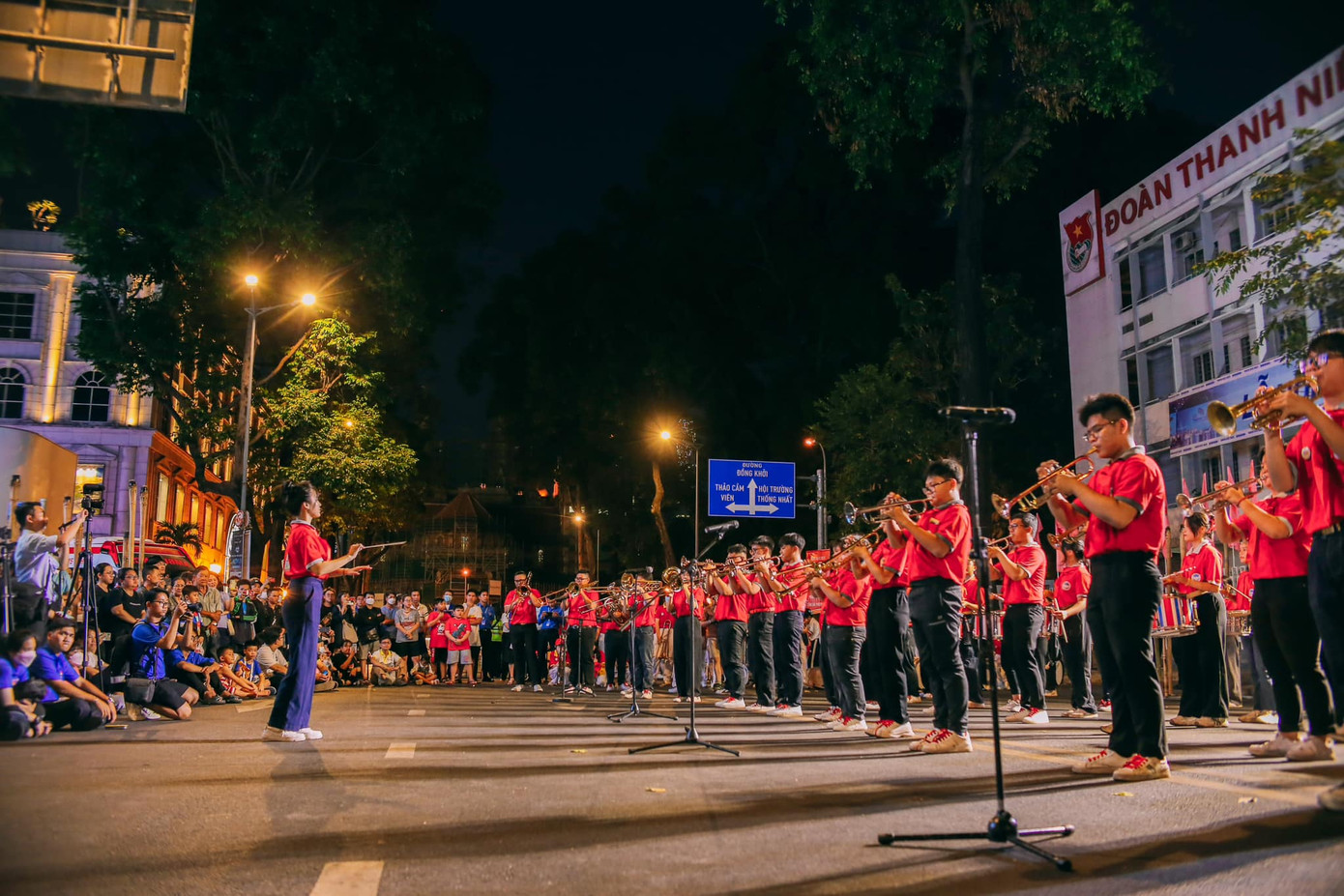 Chương trình biểu diễn trống kèn thu hút khán giả trẻ đến tham dự.