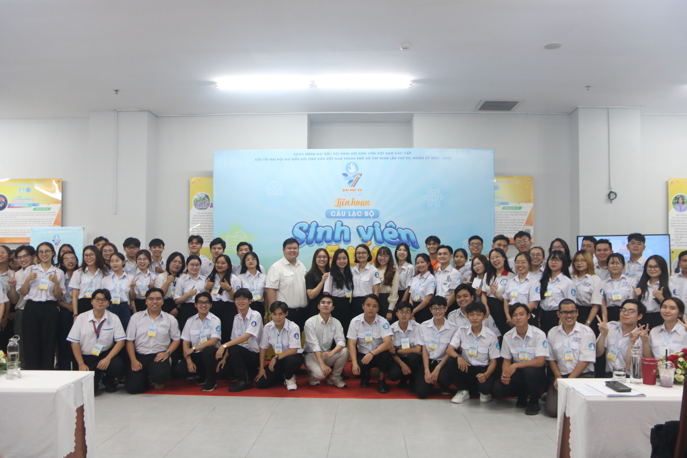 Các bạn sinh viên chụp hình lưu niệm cùng Ban Tổ chức chương trình. Các bạn sinh viên chụp hình lưu niệm cùng Ban Tổ chức chương trình.