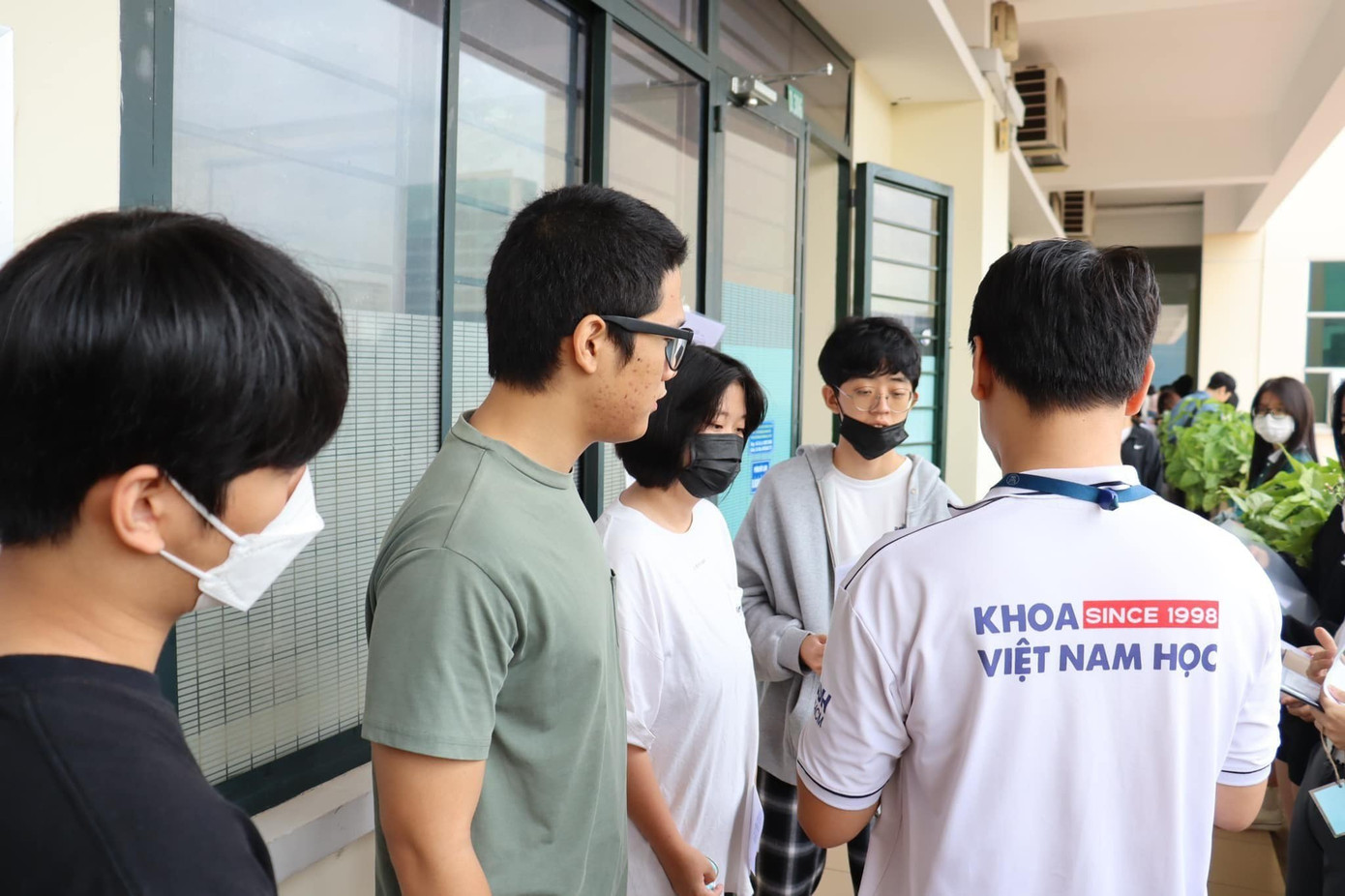 Thí sinh làm thủ tục trước khi vào phòng thi. (Ảnh: UHSH)