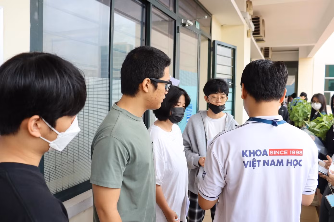 Thí sinh làm thủ tục trước khi vào phòng thi. (Ảnh: UHSH)