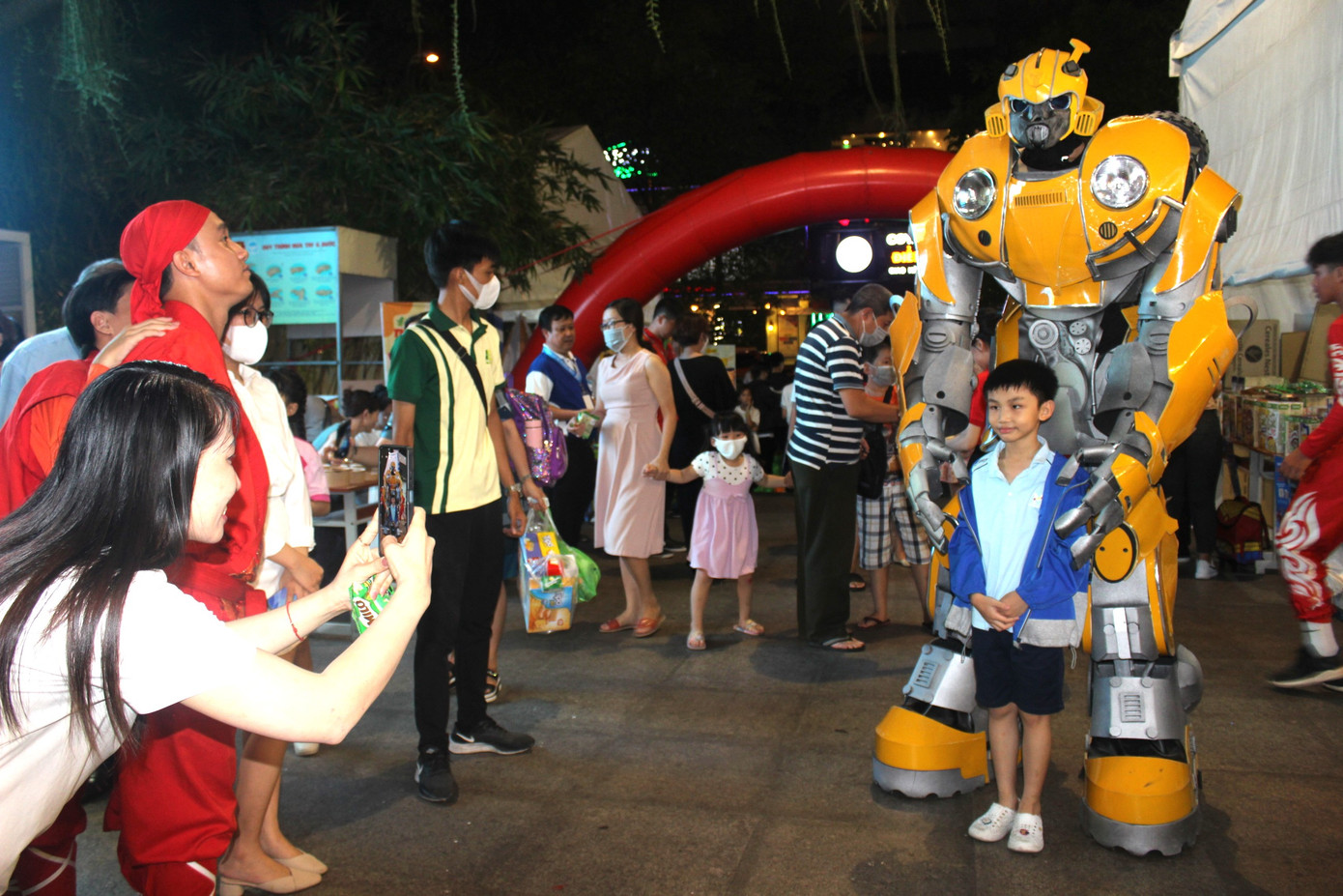 Các em thiếu nhi cùng chụp hình với robot tại không gian Lễ hội Thiếu nhi TP. HCM.