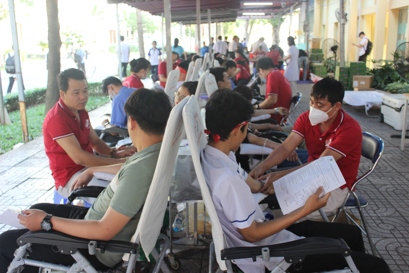 Rất đông các bạn sinh viên tham gia hiến máu tại ngày hội.