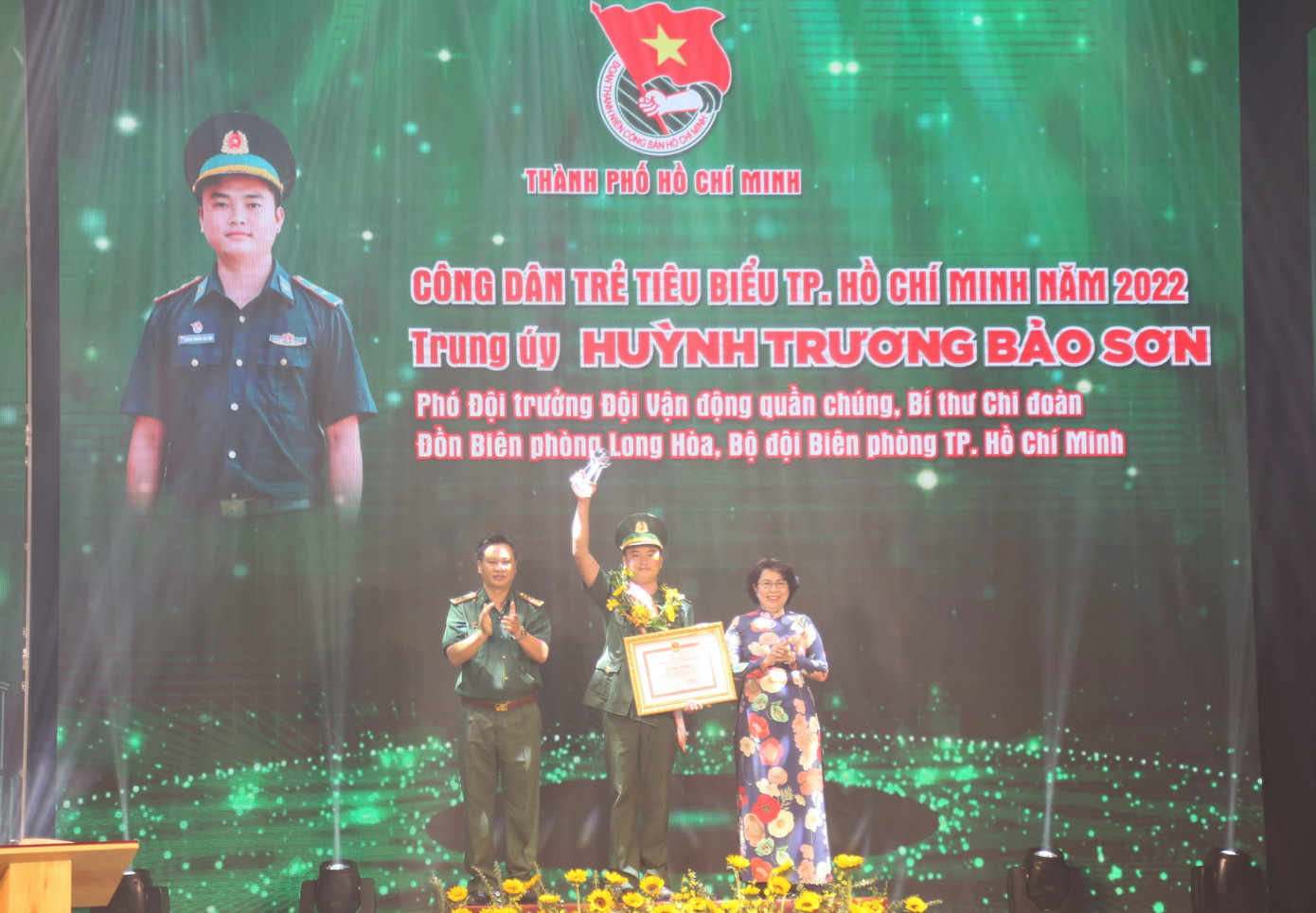 Trung úy Huỳnh Trương Bảo Sơn, Phó Đội trưởng Đội Vận động quần chúng, Bí thư Chi đoàn Đồn Biên phòng Long Hòa (Bộ đội Biên phòng TPHCM) nhận hoa và bằng khen tại lễ tuyên dương.