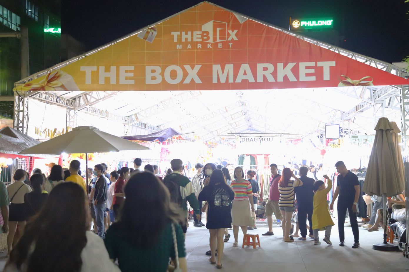 Ghi nhận tại hội chợ “the box market”, rất đông các bạn trẻ bắt đầu mua sắm quần áo Tết.