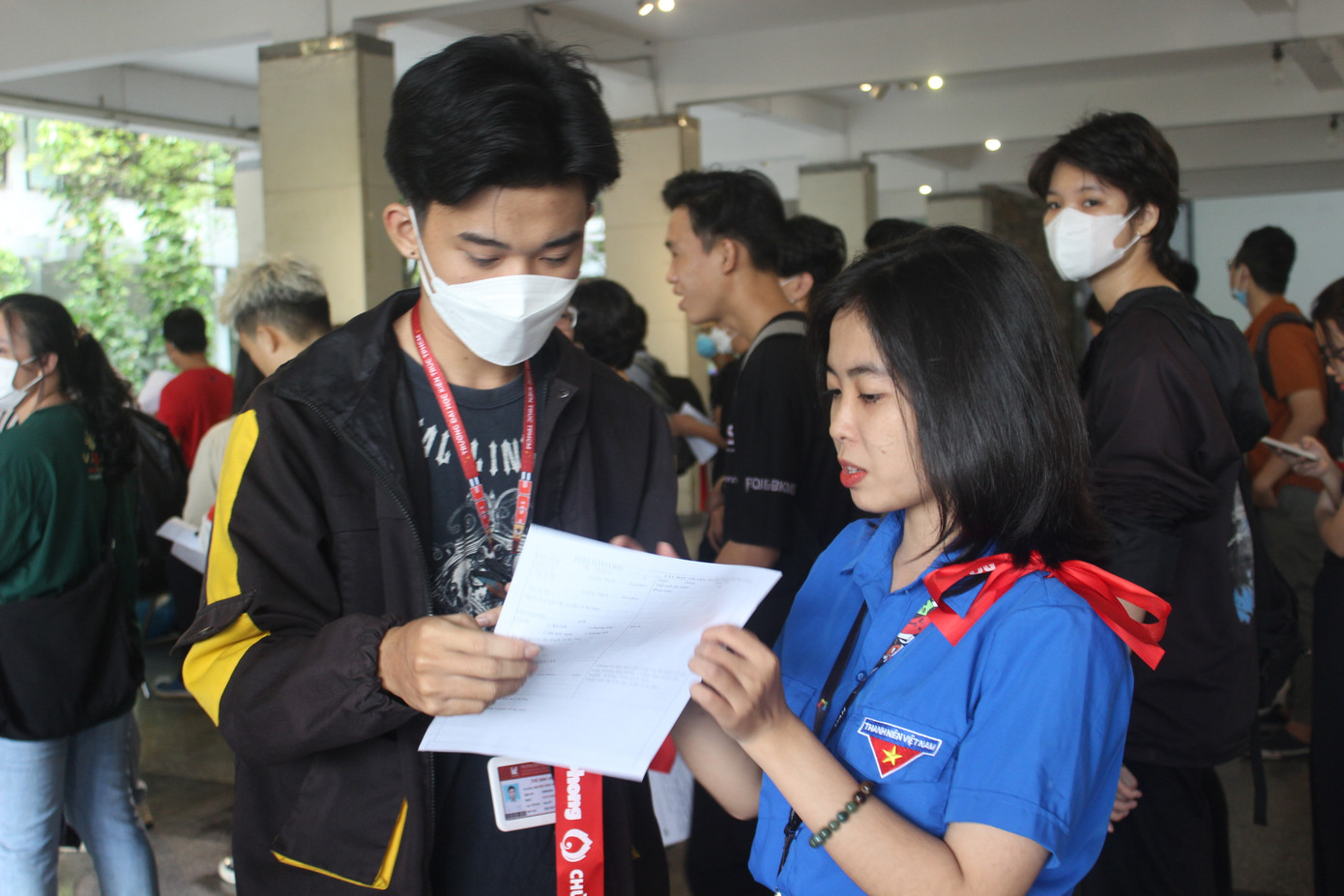 Để hỗ trợ chương trình hiến máu Chủ nhật Đỏ, các bạn cộng tác viên của Đoàn trường đã chuẩn bị mọi khâu: từ chuẩn bị bàn ghế, sắp xếp chỗ cho sinh viên điền đơn đăng ký, hỗ trợ nhập liệu và trao giấy chứng nhận, tặng quà những sinh viên hiến máu xong. Mộc Hoa, sinh viên năm nhất chia sẻ: “Được hỗ trợ công tác cho ngày hội hiến máu Chủ nhật Đỏ tụi mình rất vui. Càng vui hơn khi thấy rất đông các bạn sinh viên đăng ký tham gia chương trình. Có nhiều bạn chưa kịp hiến nhưng vẫn vui vẻ ra về đợi những lần sau”.